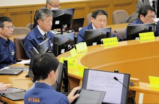 南海トラフ地震を想定した兵庫県の災害対策本部設置運営訓練＝２３日午後、県災害対策センター