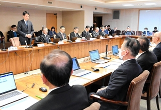 新年度予算案の編成を前に、兵庫県と県内市町の首長らが意見を交わした政策懇話会＝県庁