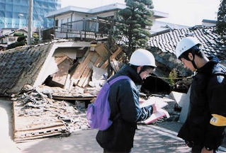 阪神・淡路大震災の直後、被災地の状況を調べる気象庁の職員（気象庁提供）