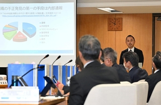 結城大輔弁護士が内部通報について講演した兵庫県議会の百条委員会＝２５日午前、県庁