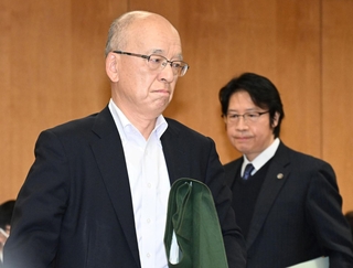 証人尋問のため兵庫県議会調査特別委員会の会合に出席する片山安孝元副知事＝２５日午後、兵庫県庁