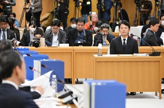 兵庫県議会の百条委員会で証人尋問に応じる斎藤元彦知事＝２５日午後、神戸市中央区（代表撮影） 