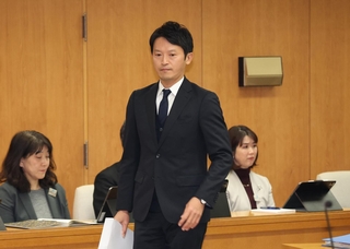 文書問題調査特別委員会に出席する兵庫県の斎藤元彦知事＝２５日午後、神戸市中央区、兵庫県庁
