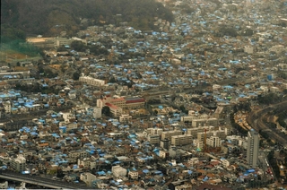 雨対策で屋根を青いブルーシートで覆った民家が目立つ＝１９９５年１月２３日、神戸市須磨区（ヘリから）