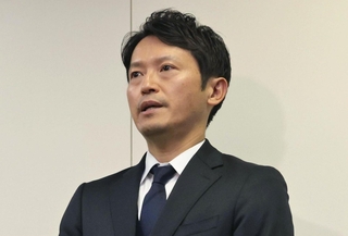 百条委員会を終え、記者の質問に答える兵庫県の斎藤元彦知事＝２５日午後、神戸市中央区