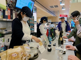 蔵元との会話を楽しむ日本酒ファン＝阪神梅田本店地下１階