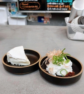 バーで提供された弓削牧場の生チーズ冷やっことカマンベール