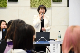 全体好評を行う審査員代表の株式会社ファーストブランド・河本扶美子社長＝起業プラザひょうご