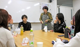 青雲カフェには教師に加え、卒業生の保護者やフリースクール関係者も常駐。生徒の悩みに耳を傾ける＝神戸市長田区池田谷町２