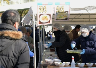 温かい飲み物やおかゆを求め、生活に困窮する人々が列をなした＝２８日午前、神戸市中央区加納町６（撮影・大田将之）