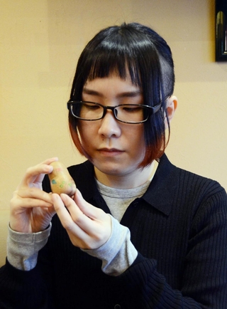 「犠牲になったのがなぜあの人やったんかな」。島田怜奈さんの作品を手に、整理できない思いを振り返る和田千早さん＝堺市南区