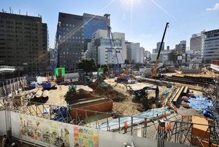 ＪＲ三ノ宮駅の新駅ビルが着工するなど、神戸市の都心・三宮再整備事業が本格化している＝2024年11月、神戸市中央区