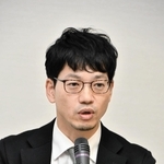 講演する神戸新聞社の小林良多記者＝１日午後、横浜市中区