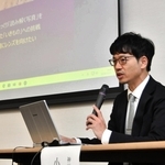 講演する神戸新聞社の小林良多記者＝１日午後、横浜市中区