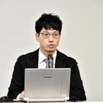 講演する神戸新聞社の小林良多記者＝１日午後、横浜市中区