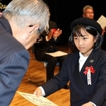 神戸新聞社賞に選ばれた神戸海星女子学院小３年の山川詩七さん＝１日午後、神戸新聞松方ホール（撮影・長嶺麻子）