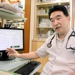 「薬の処方と同じ感覚で、薬以外の選択肢としてアプリを患者に勧めている」と話す勝谷友宏医師＝尼崎市七松町２、勝谷医院