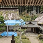 本堂（左）の屋根と来年修繕する庫裏（右）はいずれもトタン板で応急処置されている＝丹波市山南町太田