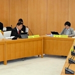 公正・公平な選挙や健全な民主主義を守る決議案について話し合う兵庫県議会の政調会長会＝県庁