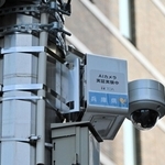 １回目の実証実験でサンキタ通り商店街東側の電柱に設置されたＡＩカメラ。人の滞留を検知すると「客引き禁止」の自動音声が流れる＝神戸市中央区