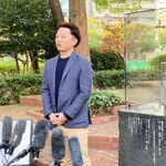 来年の「つどい」に設置する灯籠の数を減らす方針などを示す実行委員長の藤本真一さん＝神戸市中央区、東遊園地