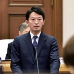 再選後初の兵庫県議会本会議に臨み、発言する斎藤元彦知事＝３日午前、神戸市中央区、県公館（撮影・長嶺麻子）