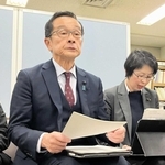 斎藤元彦知事への２０２５年度予算要望をする自民党兵庫県議団の北野実幹事長（中央）ら＝神戸市中央区