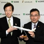 神戸空港での就航を表明した台湾の航空会社・スターラックス航空の劉允富最高戦略責任者（右）と記念撮影に望む久元喜造神戸市長＝４日午後、神戸市役所