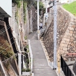 当時２１歳の女性が介護中の祖母を窒息死させた事件現場付近の坂道＝神戸市須磨区内