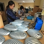 次々と仕上げられる湯たんぽ＝尼崎市潮江５、マルカ
