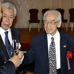 日本サッカー殿堂入り祝賀パーティーで出席者と談笑する賀川浩さん＝２０１０年１１月、神戸ポートピアホテル