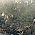 空爆を受けたような被災地で、焼け残った高橋病院（中央左）＝１９９５年１月１８日、神戸市長田区