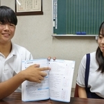 夏休みに解いた問題集を手に成果を振り返る３年の西殿蒼太郎さんと、小宮山春乃さん＝西宮市深津町、深津中学校