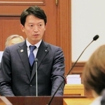 議員の質問に答える斎藤元彦知事＝６日午前、兵庫県議会本会議場