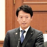兵庫県議会の本会議で議員の質問に答える斎藤元彦知事＝６日午前、県議会本会議場