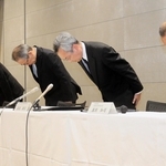医療ミスの記者会見で頭を下げる神戸大病院の真庭謙昌院長（右から２人目）ら＝６日午後、神戸市中央区楠町７