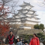 １８歳未満の入城料が一律で無料となる姫路城＝６日午後、姫路市本町（撮影・辰巳直之）