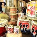 荷師らが次々と仕上げていく新春用の菰樽＝尼崎市塚口本町２