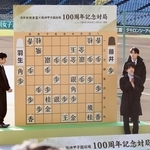 １００周年記念対局を終え、感想戦に臨む羽生善治九段（左端）と藤井聡太七冠（中央右手前）＝８日午後、西宮市の阪神甲子園球場（撮影・吉田敦史）
