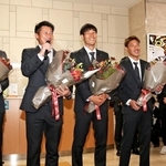 兵庫県職員らに歓迎され、相好を崩すヴィッセル神戸の吉田孝行監督（左から２人目）ら＝県庁