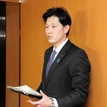百条委員会理事会後に報道陣の取材に応じる奥谷謙一委員長＝９日午後。兵庫県庁