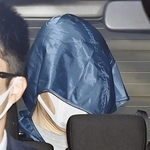 ２００７年の女児刺殺事件で逮捕、送検される勝田州彦容疑者＝１１月２８日、神戸市中央区