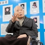パネル展の会場で思いを語る有本明弘さん＝神戸市中央区下山手通５
