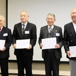 受賞した（左から）伊東正和さん、宍田正幸さん、野村勝さん、古市忠夫さん＝神戸市中央区下山手通６
