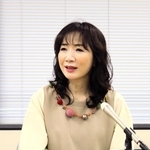 神戸での復興支援ライブについて語る平松愛理さん＝11日午後、神戸市中央区加納町６