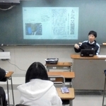 共有フォルダーの新聞記事を使って授業が進められた＝神戸市長田区寺池町１、湊川高校