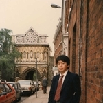 留学中に学会に参加した際の高橋玲比古さん＝１９８７年ごろ、英国（本人提供）