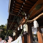 新年に向け、ささぼうきですすを払う巫女ら＝１３日午前、神戸市中央区多聞通３、湊川神社（撮影・大田将之）