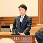 兵庫県議会の閉会に合わせ、あいさつをする斎藤元彦知事＝県公館