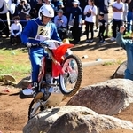 全国白バイ安全競技大会で、未舗装のコースを走る「トライアル」に挑む兵庫県警交通機動隊員ら（県警提供）